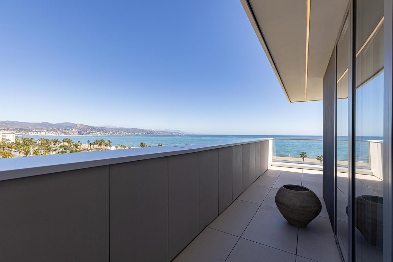 Luxury Front 2 Bed In Towers *