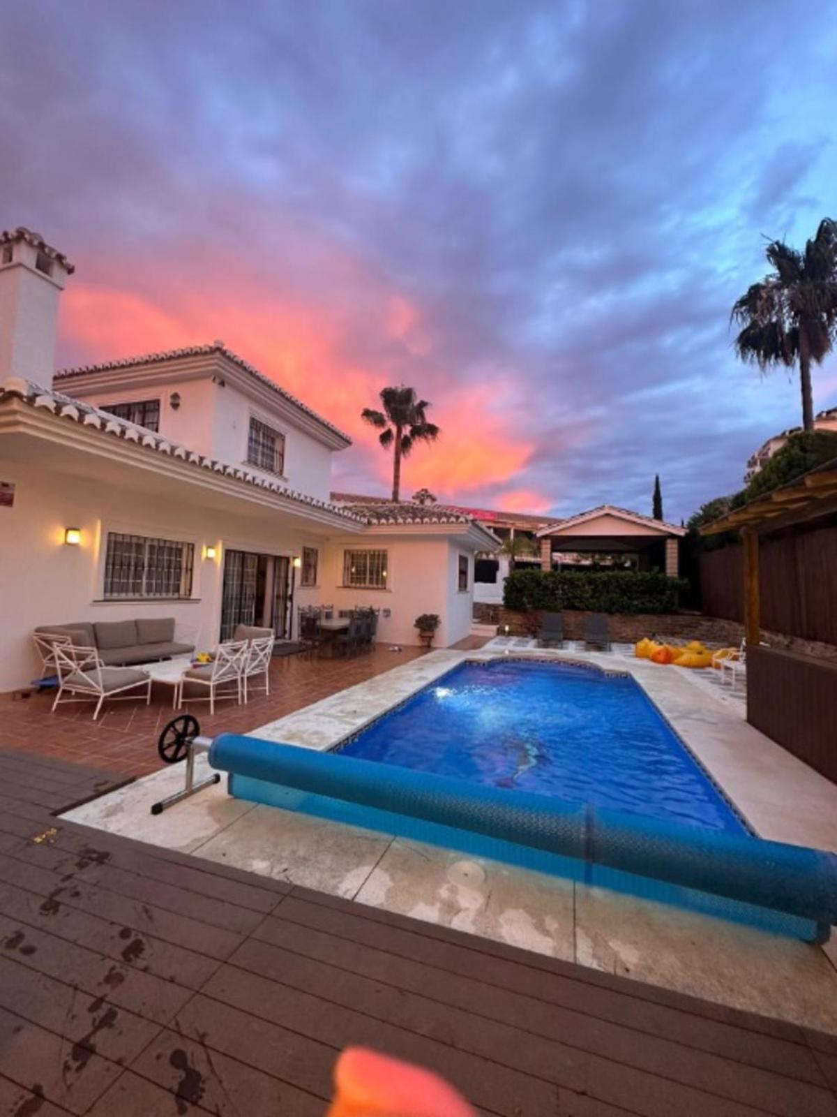 Lets In The Sun - Sunset Villa