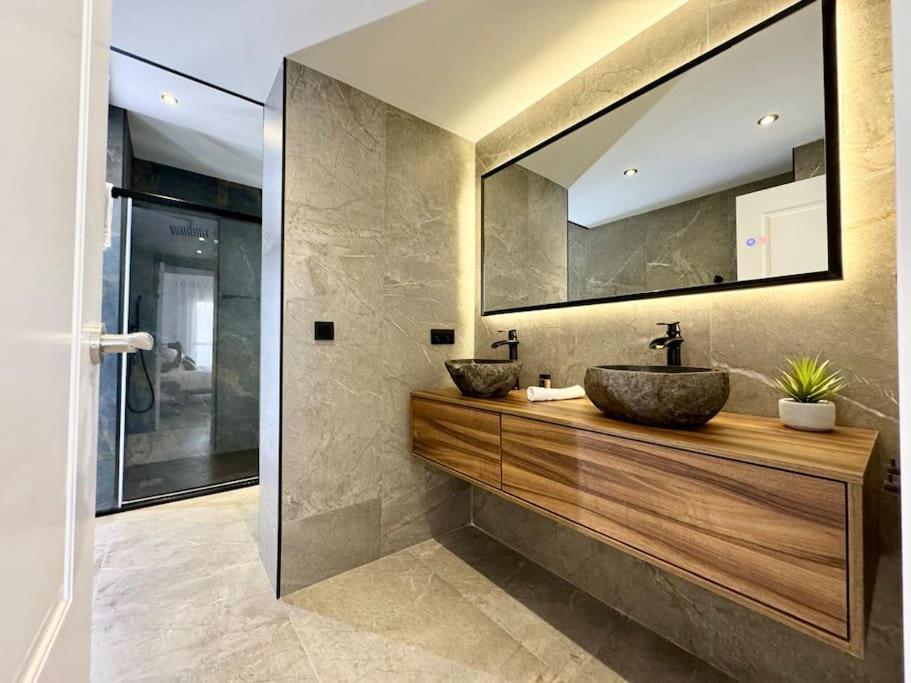 4bd Soho Luxe Retreat Terrace 2bh & Ac Apartment Málaga