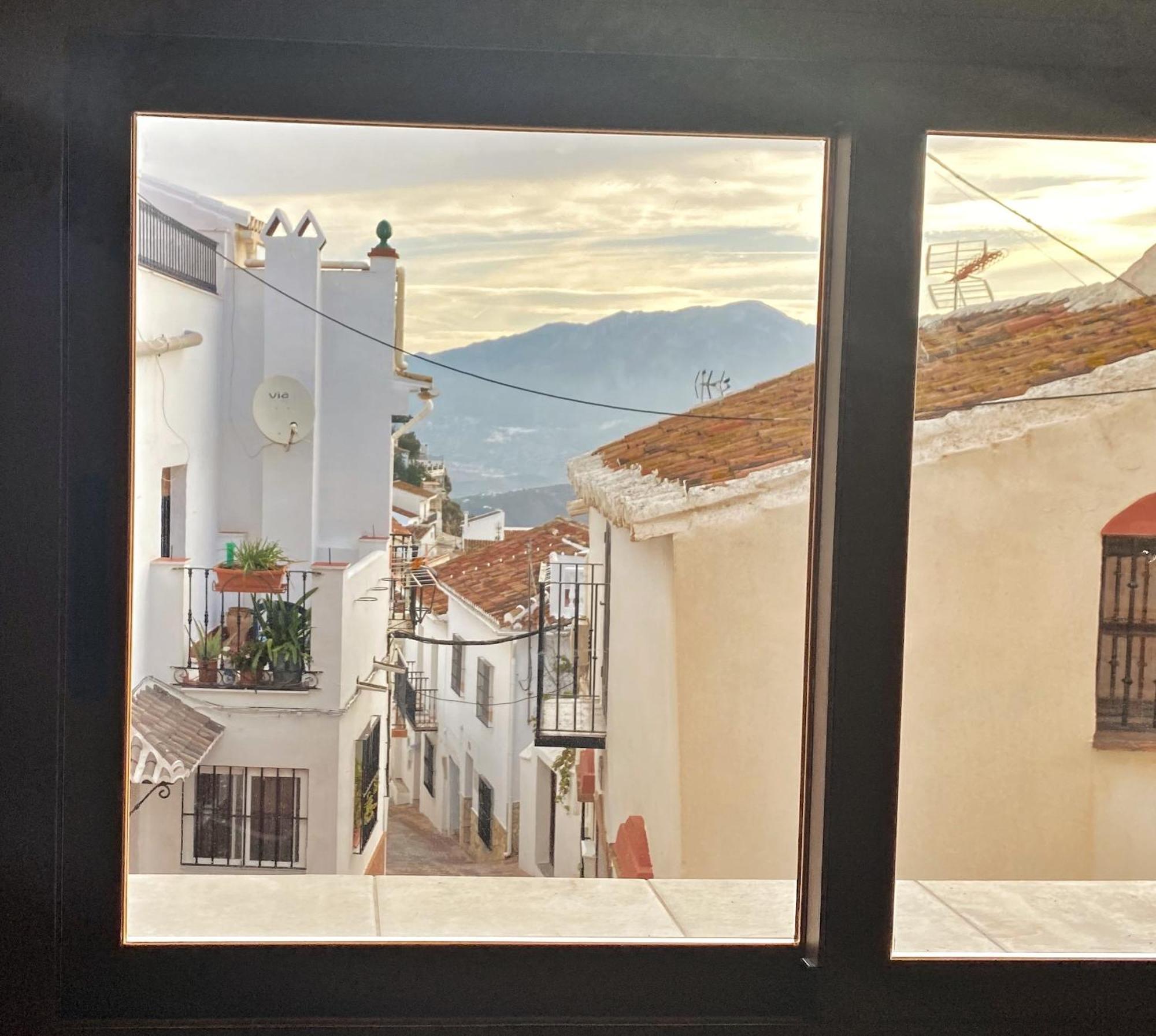 Casita De Azulejos In Comares *