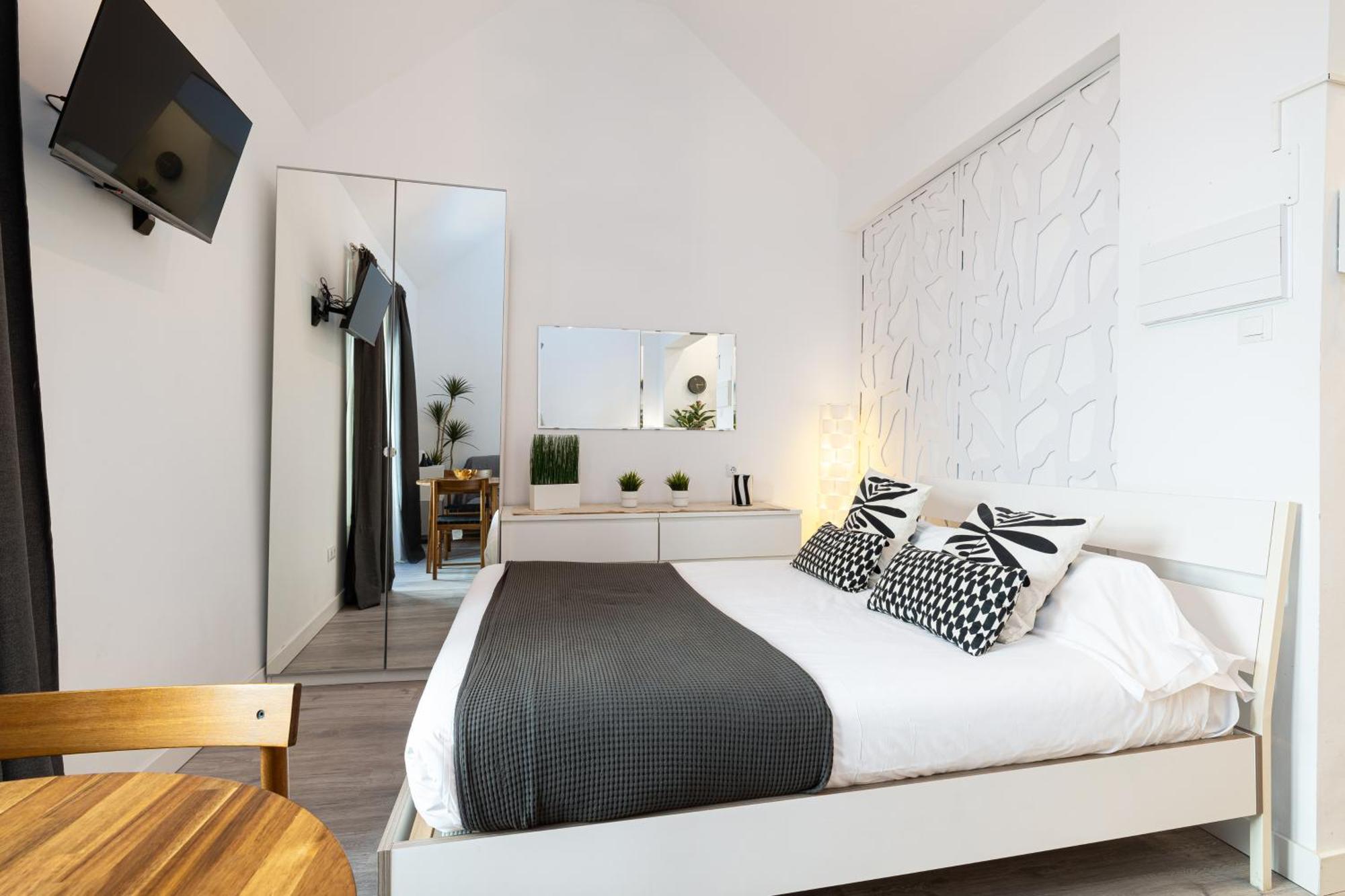 H2m Hiniestrosa French Balcony Aacc Wifi Apartment