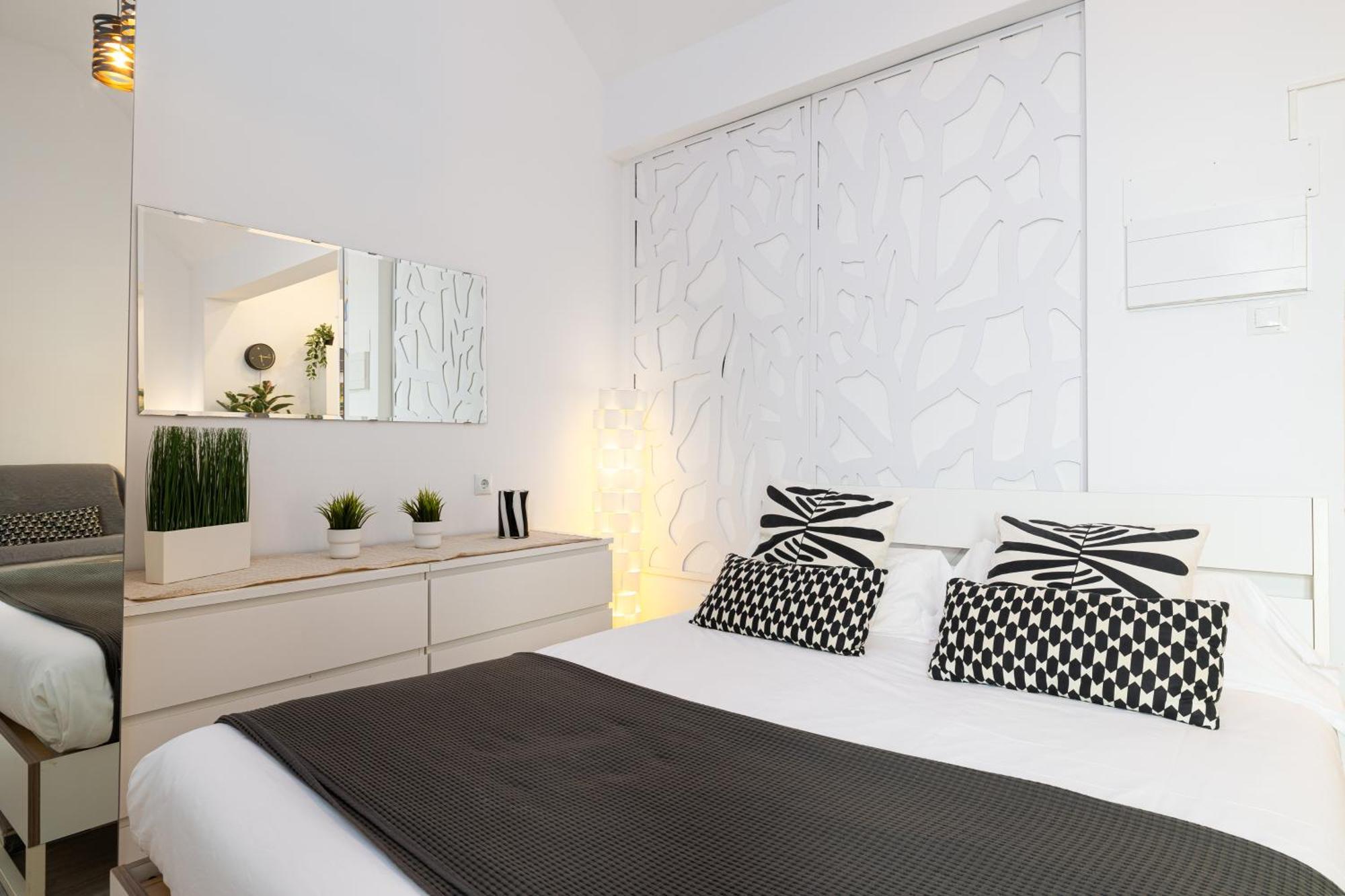 Apartment H2m Hiniestrosa French Balcony Aacc Wifi
