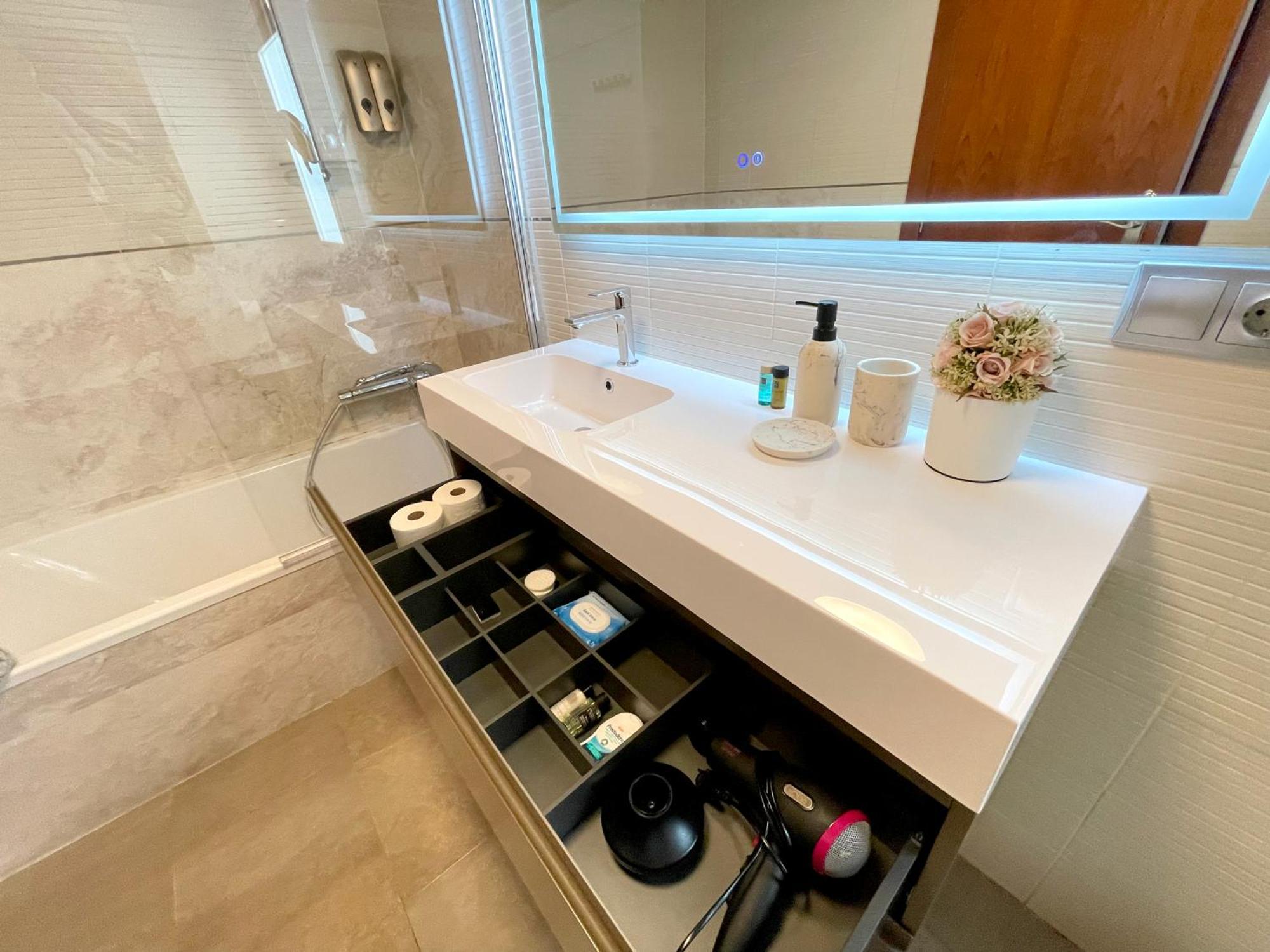 Atico En Plaza De La Constitucion 3 Bedrooms Apartment