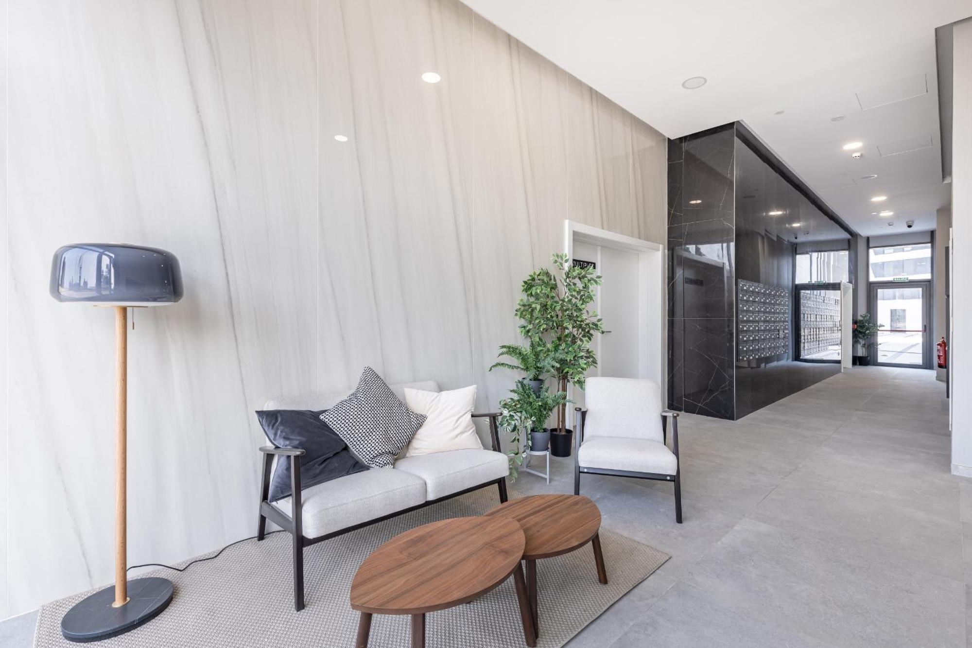 Skyline 10 Pool And Parking Free Apartment *