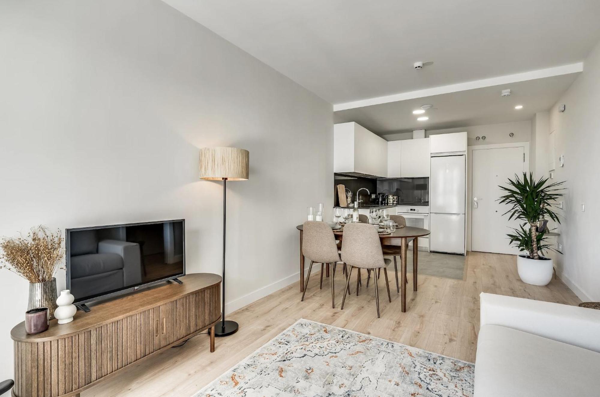 Skyline 10 Pool And Parking Free Apartment *
