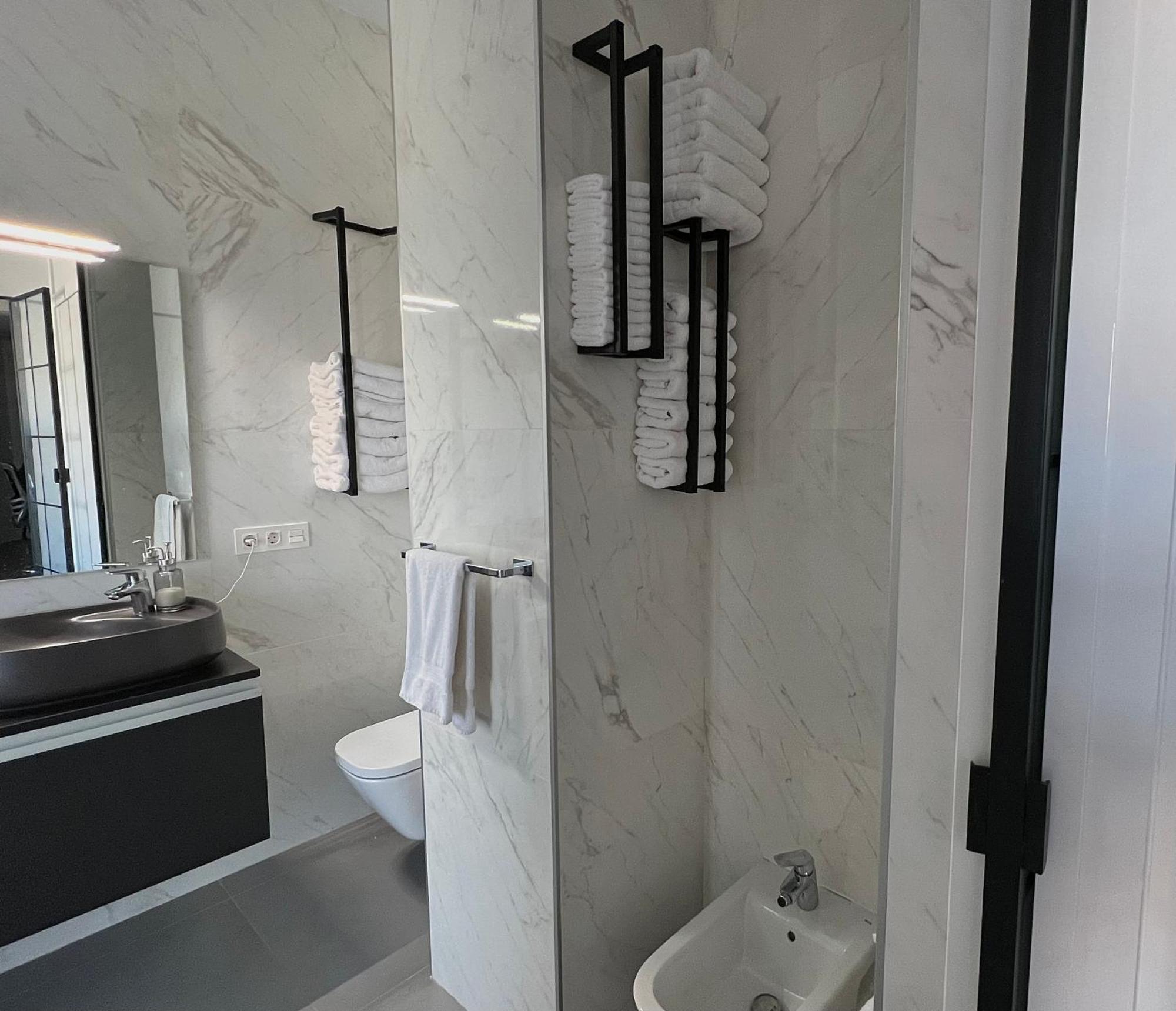 One Bedroom, Bed, Sofa Bed, Home-office, Modern, Quiet, Fully Equipped, Powerful Ac, 300 Mbps Fibre, Washer And Dryer Apartment Malaga