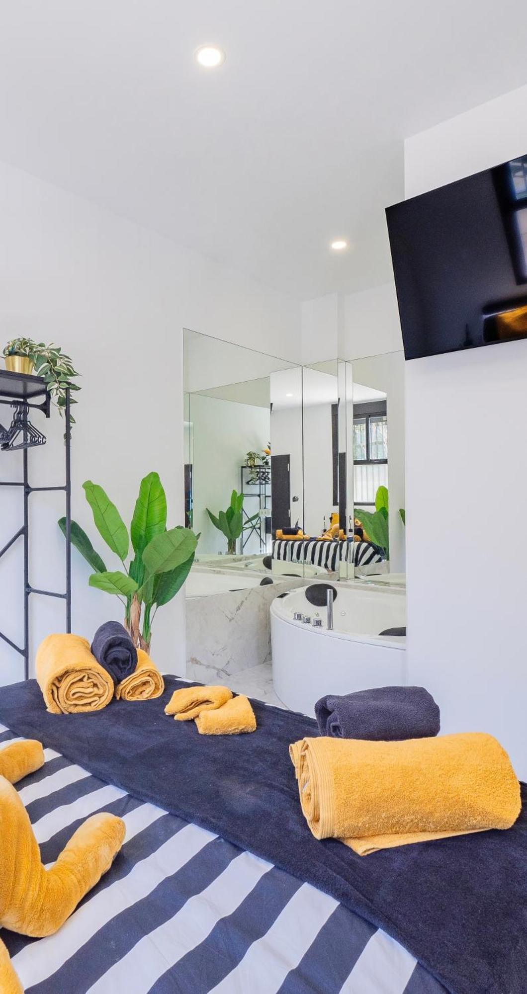The Juanita Reina's Jacuzzi Apartment *
