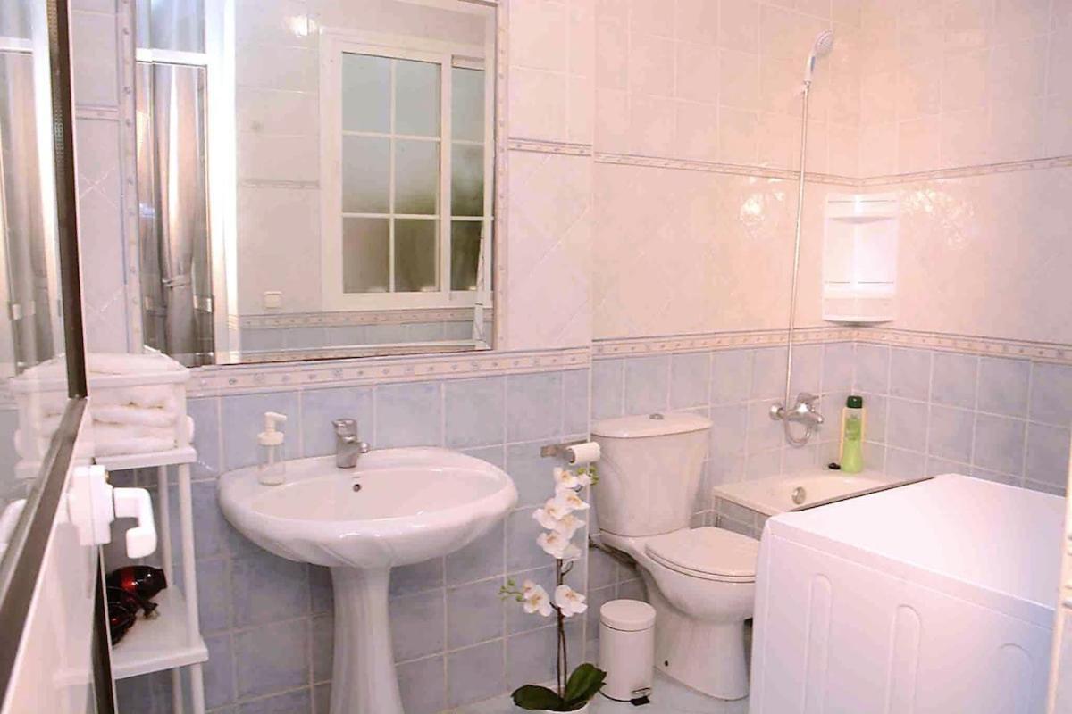 Great Location In Old Town Apartment *