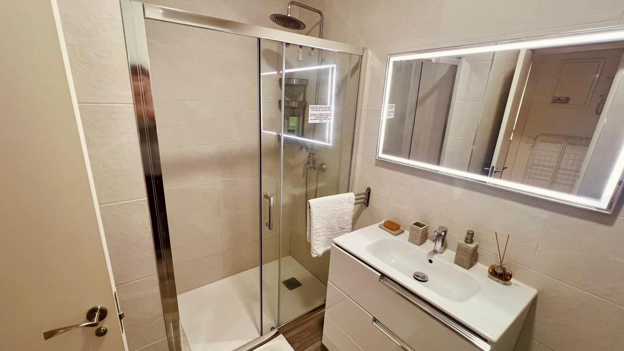 Super Comfy And Homey 4br Peachy Apartment Malaga