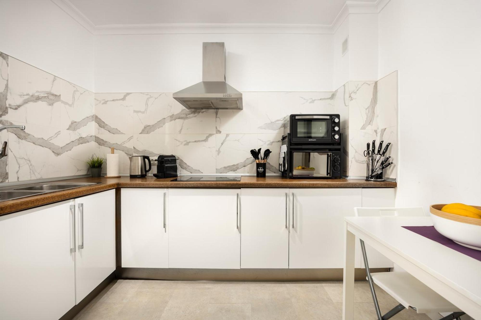 And Spacious With Parking On-site Apartment *