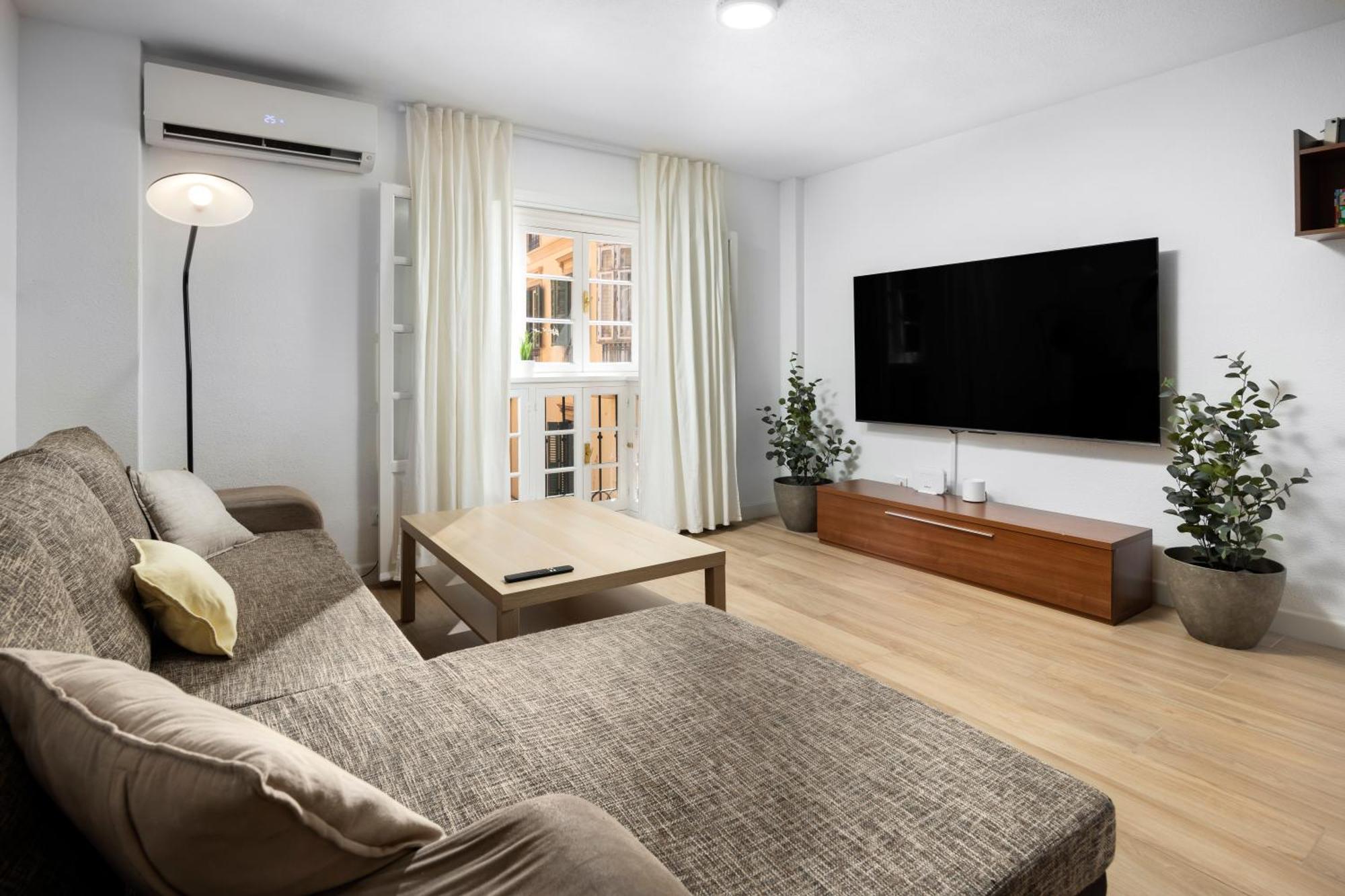 Apartment And Spacious With Parking On-site *