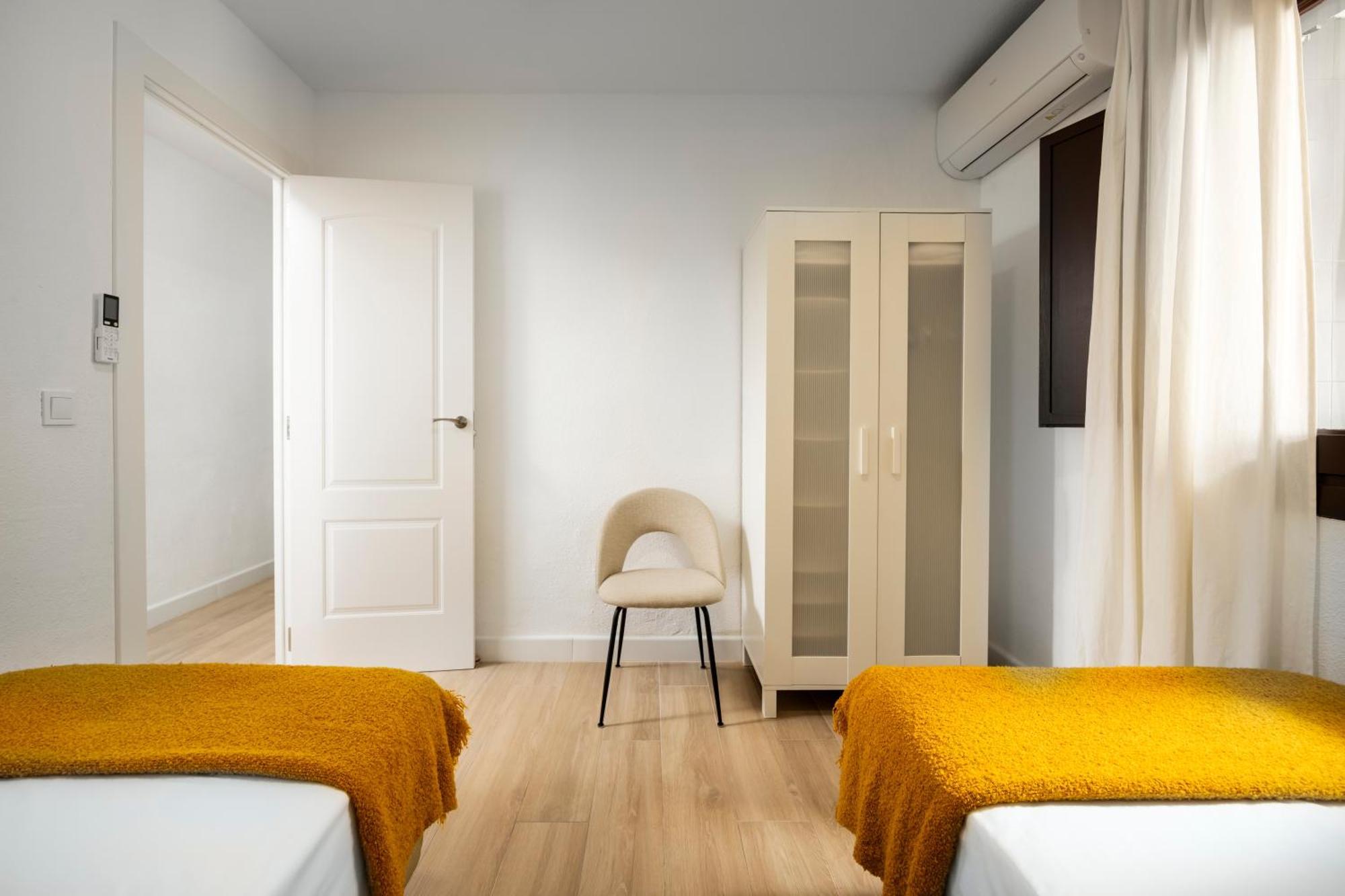 And Spacious With Parking On-site Apartment *
