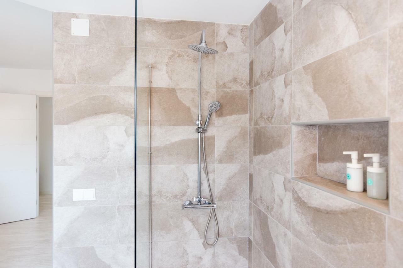 Stunning Spacious With Free Parking Apartment