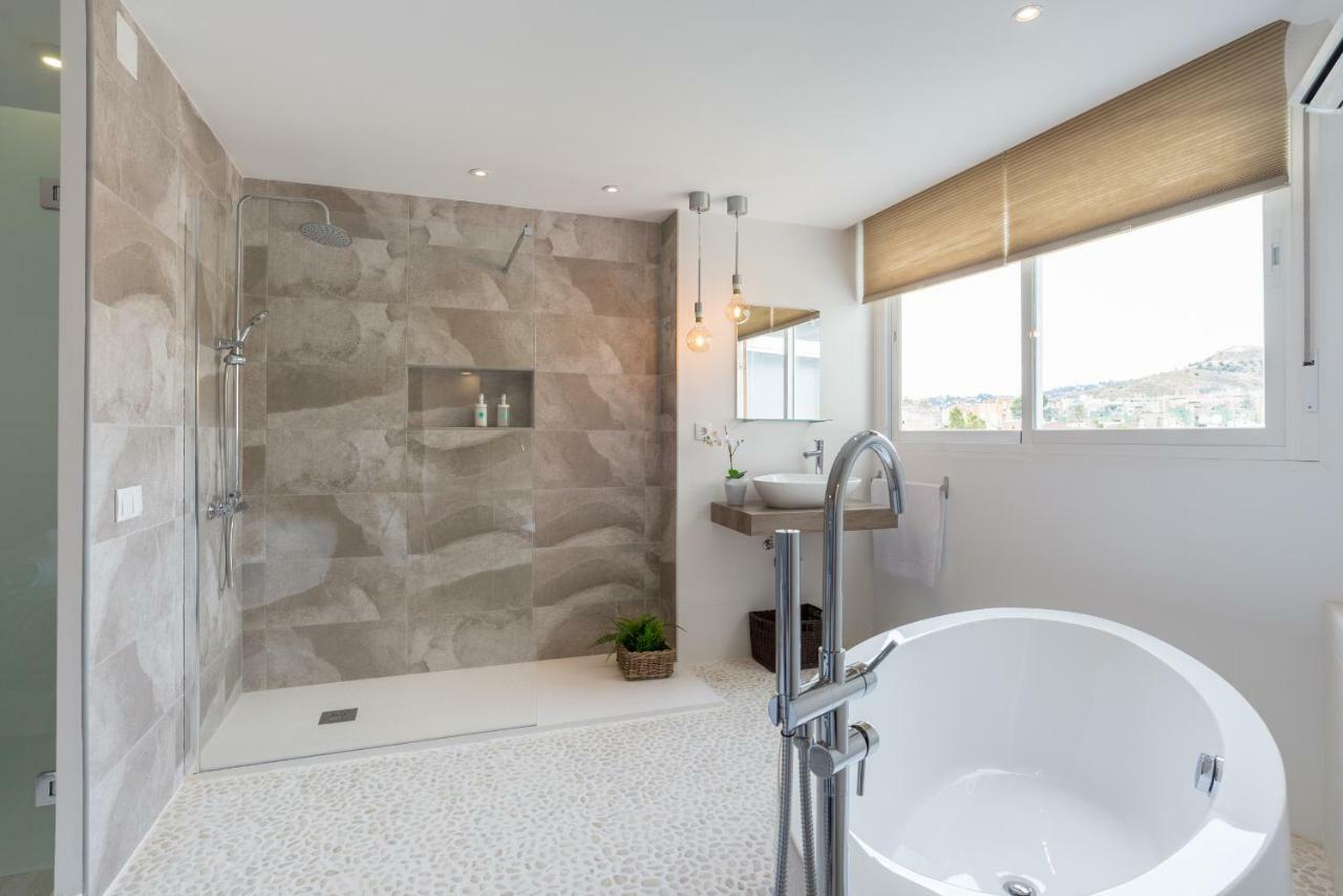 Stunning Spacious With Free Parking Apartment *