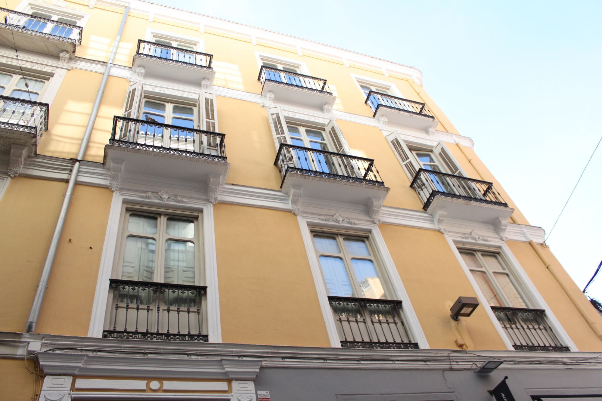 Apartment Life Calderon *