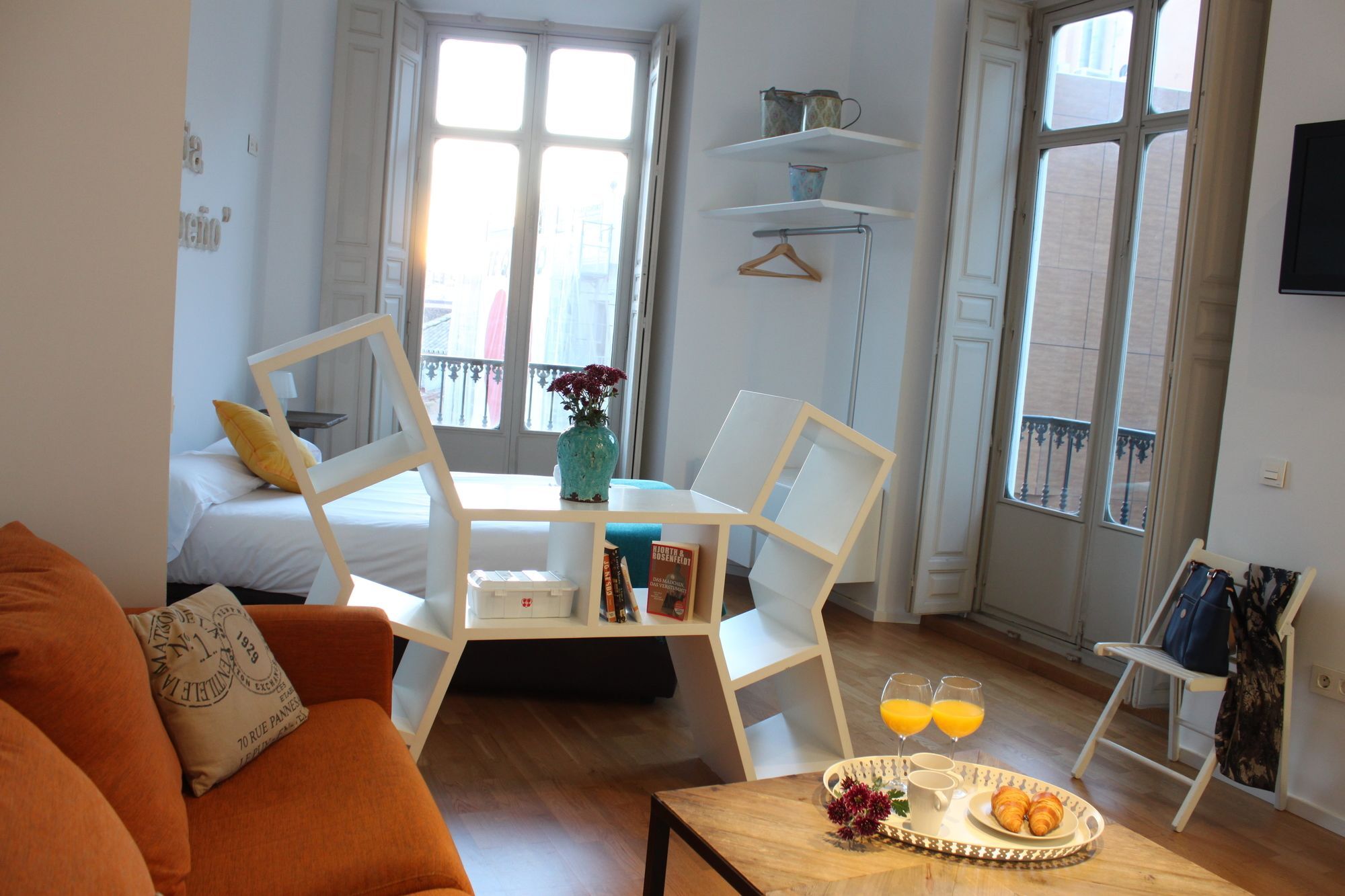 Apartment Life Calderon *